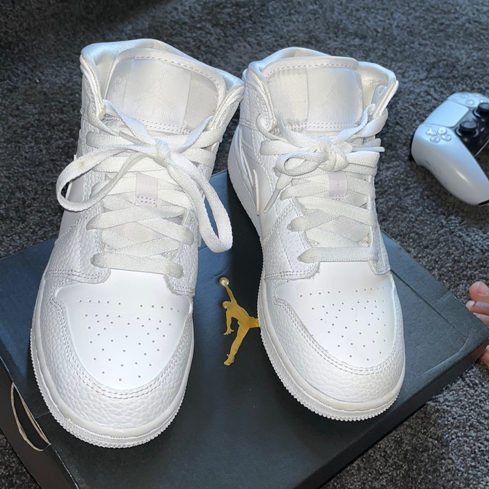 Boys size 4.5y Jordan 1